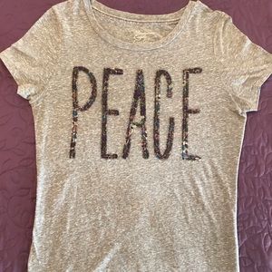 Gray American Eagle t-shirt with appliqué.